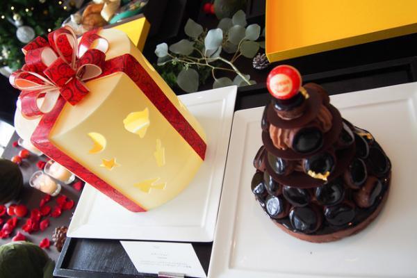 パレスホテル東京、クリスマスケーキお披露目。サンタ帽やツリーが食べられる