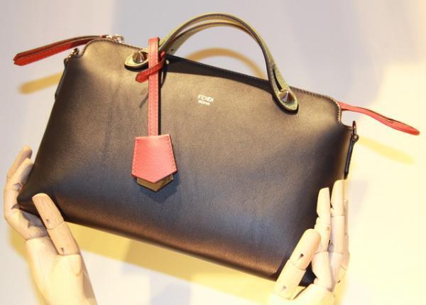 バッグバグズの目を刻印できるフェンディ限定ストアが新宿伊勢丹にオープン