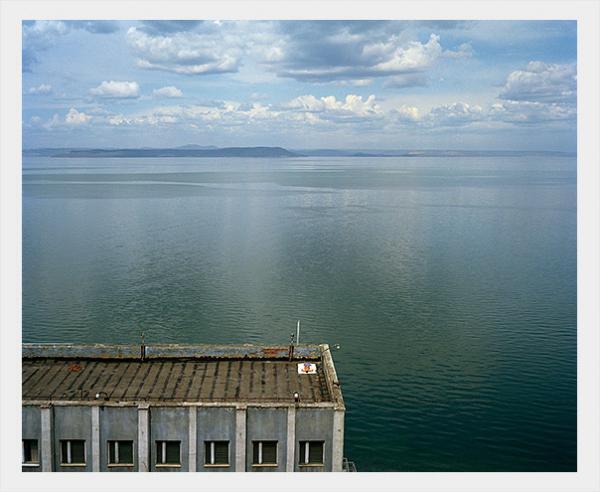 ミュウミュウ、ルイ・ヴィトンなど手掛ける現代写真家ヴィヴィアン・サッセン、日本初の個展。トークショー、サイン会も