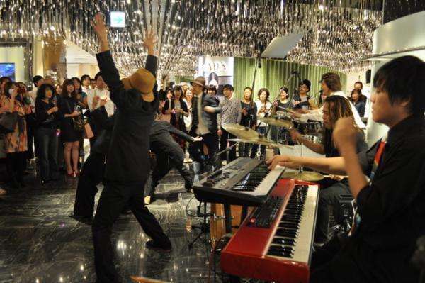 新宿伊勢丹閉店後にJAZZイベントで大盛り上がり！トレメン駆けつける