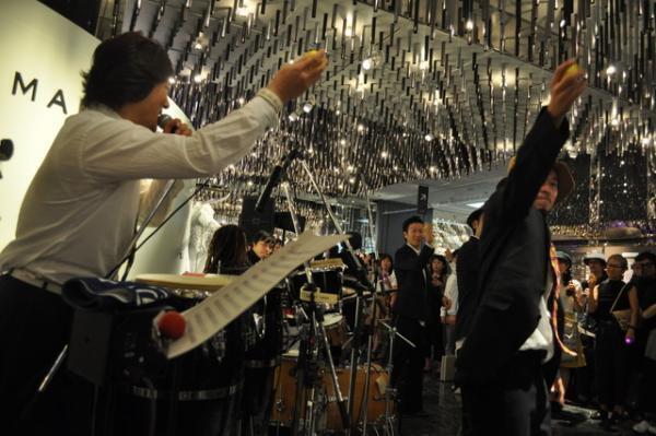 新宿伊勢丹閉店後にJAZZイベントで大盛り上がり！トレメン駆けつける