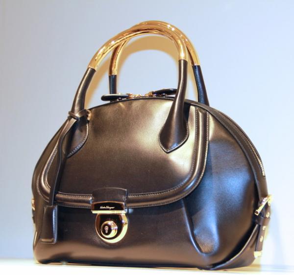 フェラガモ、新バッグ“フィアンマ”を新宿伊勢丹で発売