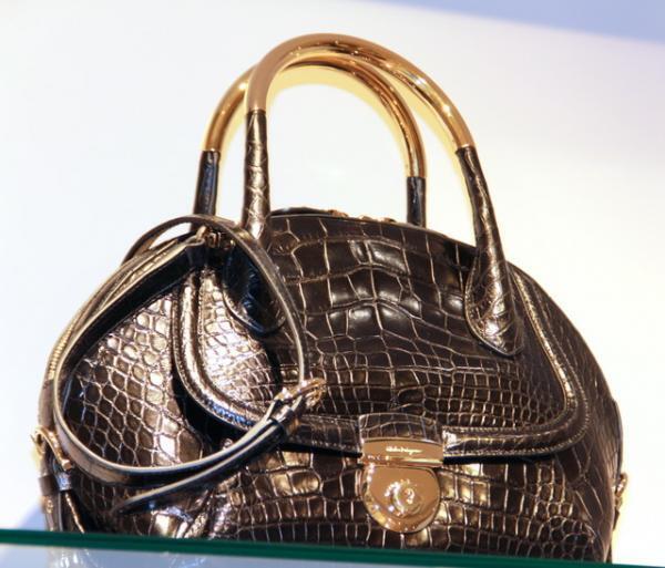 フェラガモ、新バッグ“フィアンマ”を新宿伊勢丹で発売