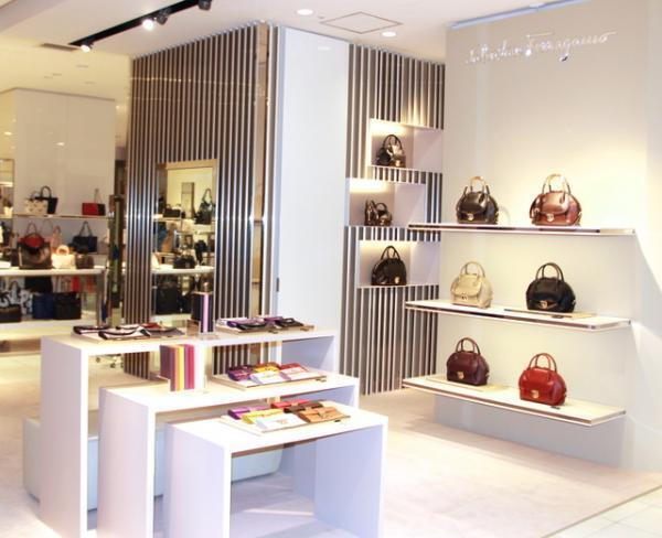 フェラガモ、新バッグ“フィアンマ”を新宿伊勢丹で発売