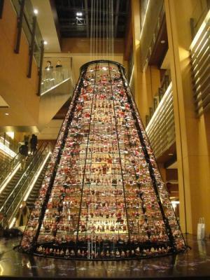 ミッドタウンのクリスマスは「宇宙への旅」。天体の動きをイルミネーションで幻想的に演出