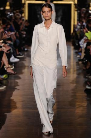 ステラマッカートニーは軽快なフェミニティー【15SSウィメンズ】