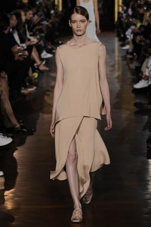 ステラマッカートニーは軽快なフェミニティー【15SSウィメンズ】