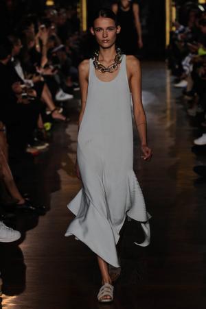 ステラマッカートニーは軽快なフェミニティー【15SSウィメンズ】