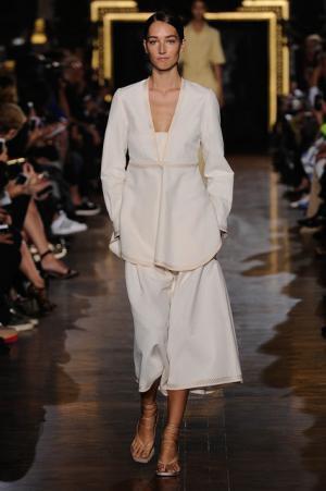 ステラマッカートニーは軽快なフェミニティー【15SSウィメンズ】