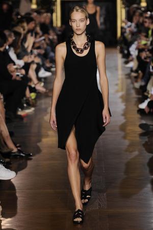 ステラマッカートニーは軽快なフェミニティー【15SSウィメンズ】