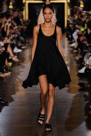 ステラマッカートニーは軽快なフェミニティー【15SSウィメンズ】