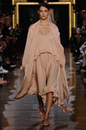 ステラマッカートニーは軽快なフェミニティー【15SSウィメンズ】