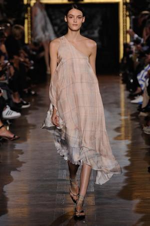 ステラマッカートニーは軽快なフェミニティー【15SSウィメンズ】