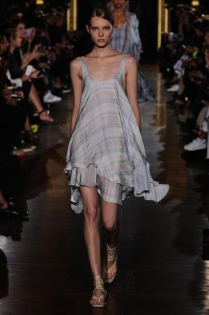 ステラマッカートニーは軽快なフェミニティー【15SSウィメンズ】