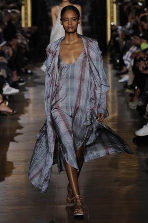 ステラマッカートニーは軽快なフェミニティー【15SSウィメンズ】