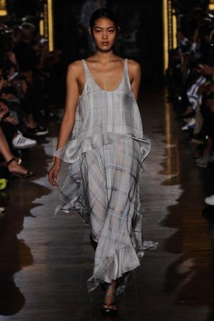 ステラマッカートニーは軽快なフェミニティー【15SSウィメンズ】