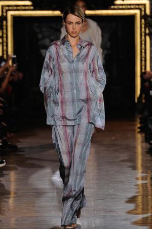 ステラマッカートニーは軽快なフェミニティー【15SSウィメンズ】