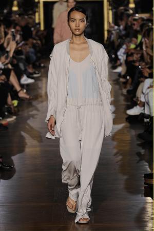 ステラマッカートニーは軽快なフェミニティー【15SSウィメンズ】