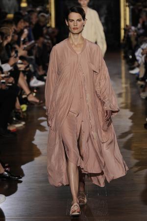 ステラマッカートニーは軽快なフェミニティー【15SSウィメンズ】