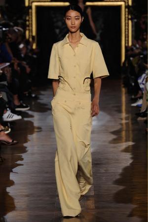 ステラマッカートニーは軽快なフェミニティー【15SSウィメンズ】