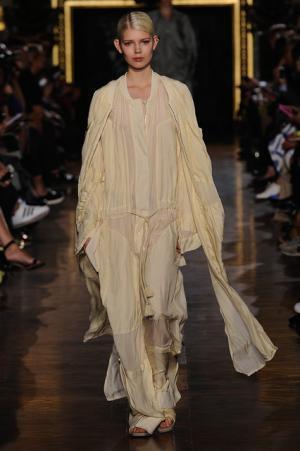 ステラマッカートニーは軽快なフェミニティー【15SSウィメンズ】