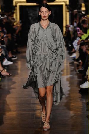 ステラマッカートニーは軽快なフェミニティー【15SSウィメンズ】