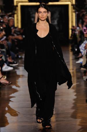 ステラマッカートニーは軽快なフェミニティー【15SSウィメンズ】