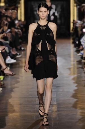 ステラマッカートニーは軽快なフェミニティー【15SSウィメンズ】