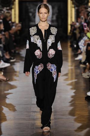 ステラマッカートニーは軽快なフェミニティー【15SSウィメンズ】