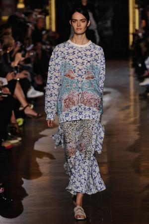 ステラマッカートニーは軽快なフェミニティー【15SSウィメンズ】