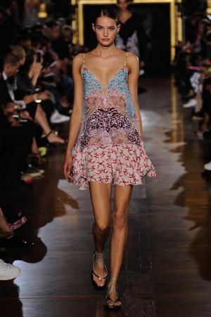 ステラマッカートニーは軽快なフェミニティー【15SSウィメンズ】