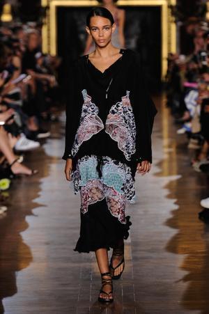 ステラマッカートニーは軽快なフェミニティー【15SSウィメンズ】