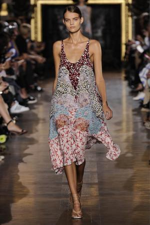 ステラマッカートニーは軽快なフェミニティー【15SSウィメンズ】