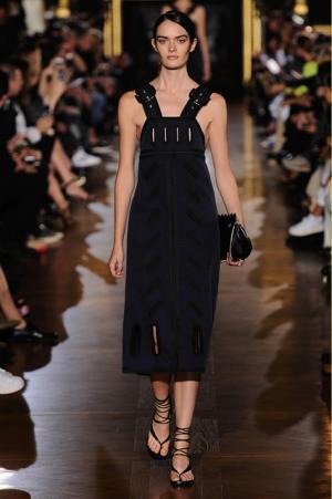 ステラマッカートニーは軽快なフェミニティー【15SSウィメンズ】