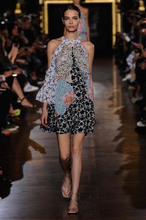 ステラマッカートニーは軽快なフェミニティー【15SSウィメンズ】