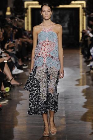 ステラマッカートニーは軽快なフェミニティー【15SSウィメンズ】