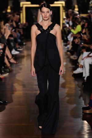 ステラマッカートニーは軽快なフェミニティー【15SSウィメンズ】