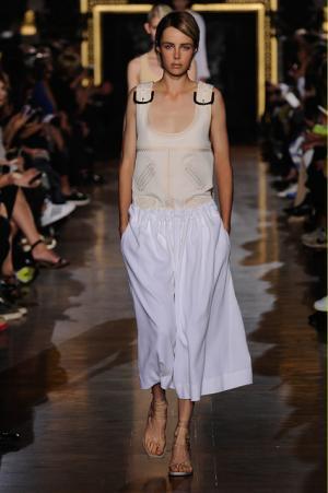 ステラマッカートニーは軽快なフェミニティー【15SSウィメンズ】