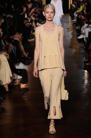 ステラマッカートニーは軽快なフェミニティー【15SSウィメンズ】