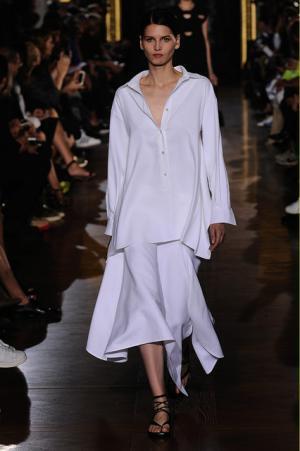 ステラマッカートニーは軽快なフェミニティー【15SSウィメンズ】