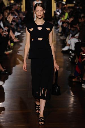 ステラマッカートニーは軽快なフェミニティー【15SSウィメンズ】