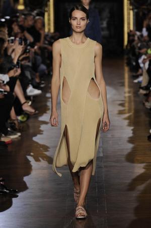 ステラマッカートニーは軽快なフェミニティー【15SSウィメンズ】