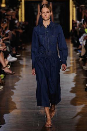 ステラマッカートニーは軽快なフェミニティー【15SSウィメンズ】