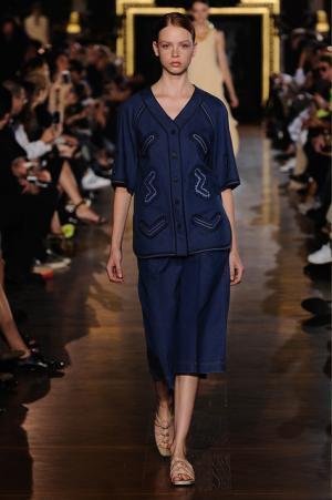 ステラマッカートニーは軽快なフェミニティー【15SSウィメンズ】