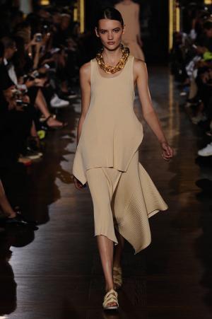 ステラマッカートニーは軽快なフェミニティー【15SSウィメンズ】