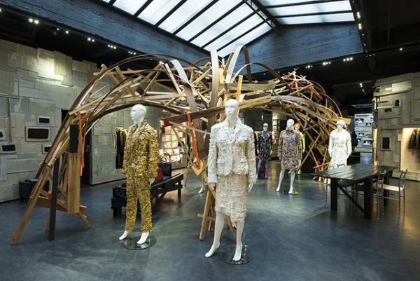 パリ・レクレルールでアンリアレイジ展開催。オーナーが大きな期待