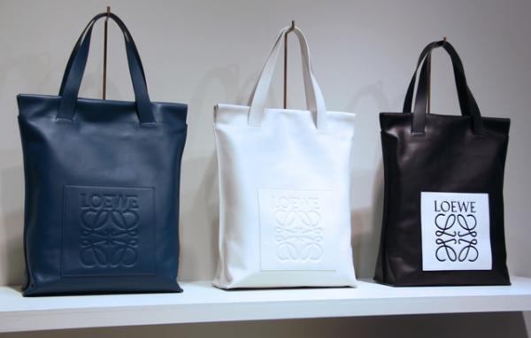 ロエベ、ジョナサン・アンダーソンのカプセルコレクションを伊勢丹先行発売。人気バッグ新色登場