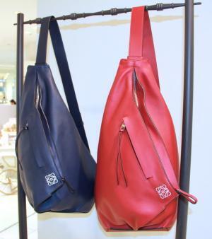 ロエベ、ジョナサン・アンダーソンのカプセルコレクションを伊勢丹先行発売。人気バッグ新色登場