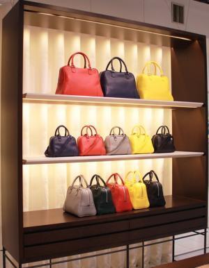 ロエベ、ジョナサン・アンダーソンのカプセルコレクションを伊勢丹先行発売。人気バッグ新色登場