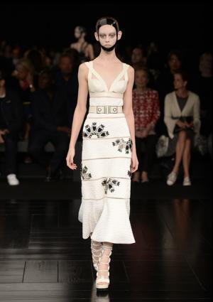 芸者・桜・鎧…マックイーン流ジャポニズム【15SSウィメンズ】